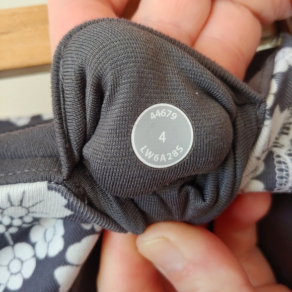 Lululemon Gather & Crow Crop Pants Grey Floral Size 4 - Picture 8 of 8